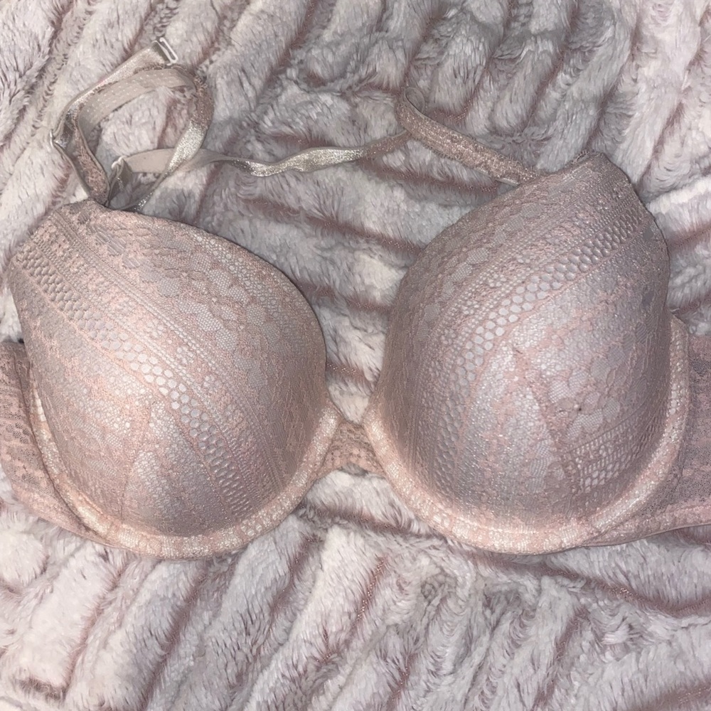 Victoria’s Secret T-shirt lace Bra size 34(DD) w adjustable back straps